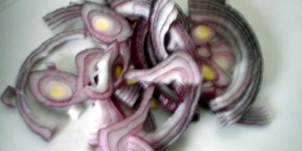 теплый салат с курицей и помидорами