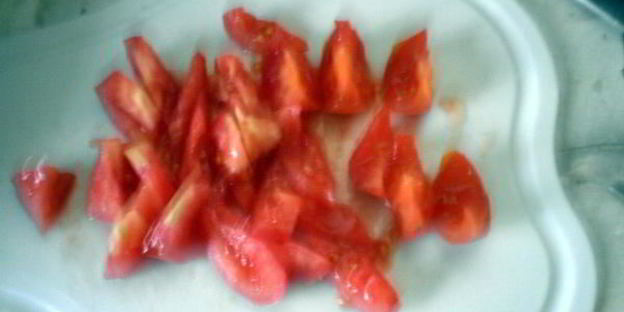 теплый салат с курицей и помидорами