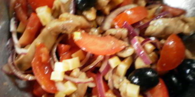 теплый салат с курицей и помидорами