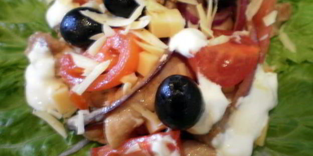 теплый салат с курицей и помидорами