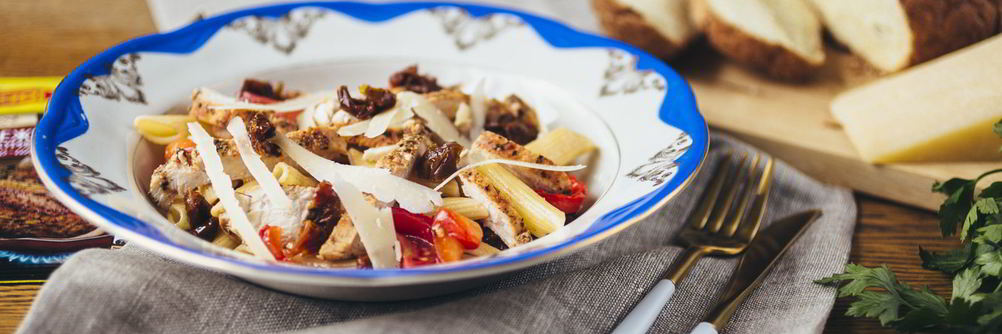 Теплый салат с пастой, курицей и сладким перцем