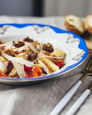 Теплый салат с пастой, курицей и сладким перцем