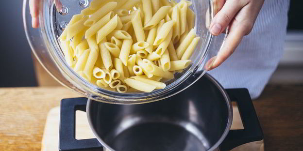 теплый салат с пастой, курицей и сладким перцем