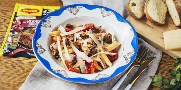 теплый салат с пастой, курицей и сладким перцем