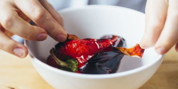 теплый салат с пастой, курицей и сладким перцем