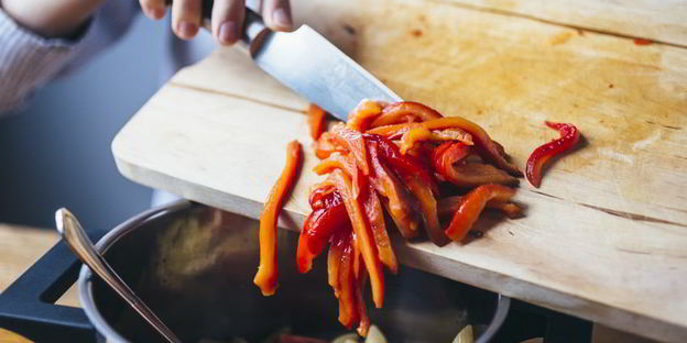 теплый салат с пастой, курицей и сладким перцем