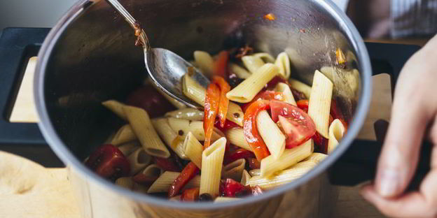 теплый салат с пастой, курицей и сладким перцем