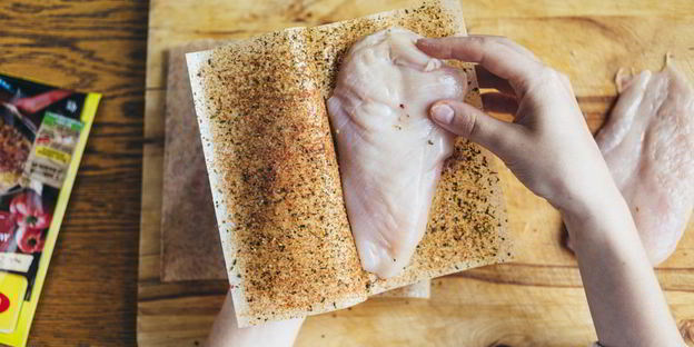 теплый салат с пастой, курицей и сладким перцем