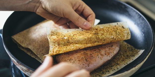 теплый салат с пастой, курицей и сладким перцем