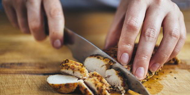 теплый салат с пастой, курицей и сладким перцем