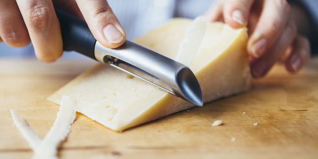 теплый салат с пастой, курицей и сладким перцем