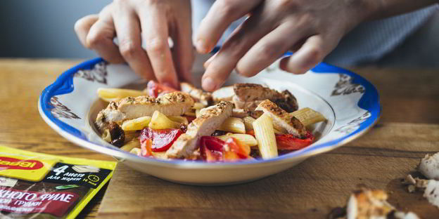 теплый салат с пастой, курицей и сладким перцем