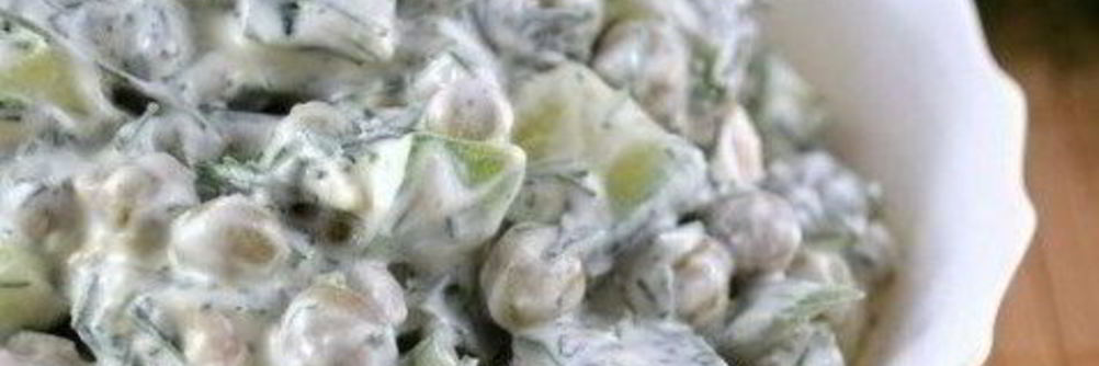 Зеленый салат с курицей, горошком и огурцами