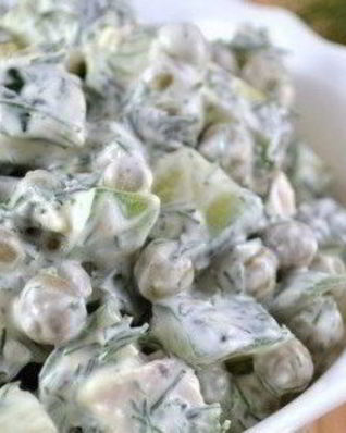 Зеленый салат с курицей, горошком и огурцами