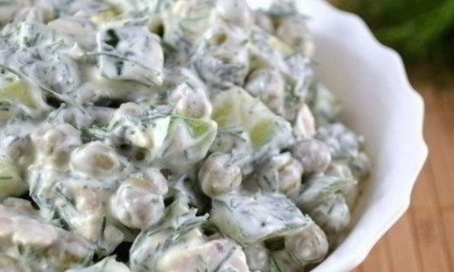 Рецепт зеленого салата с курицей, горошком и огурцами