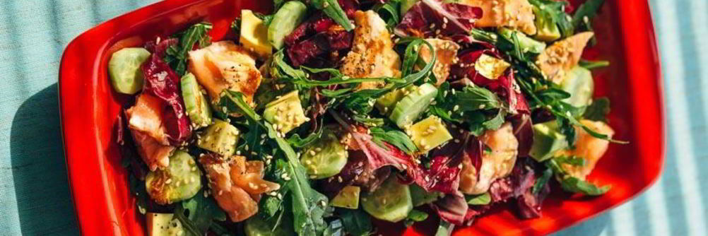 Зеленый салат с лососем татаки