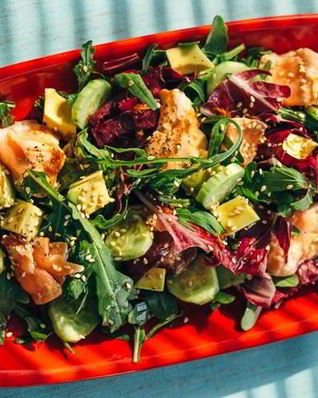 Зеленый салат с лососем татаки