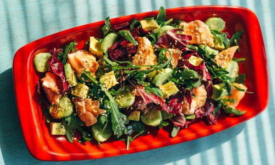 Рецепт зеленого салата с лососем татаки