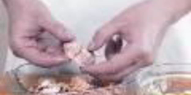 зеленый салат с лососем татаки