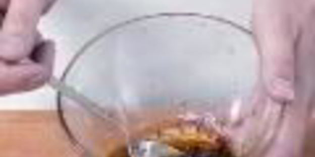 зеленый салат с лососем татаки