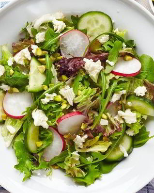Зеленый салат с редисом и сыром фета