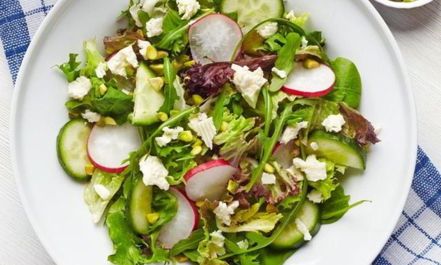 Рецепт зеленого салата с редисом и сыром фета