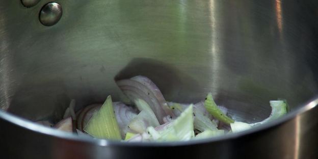 луковый соус с можжевельником