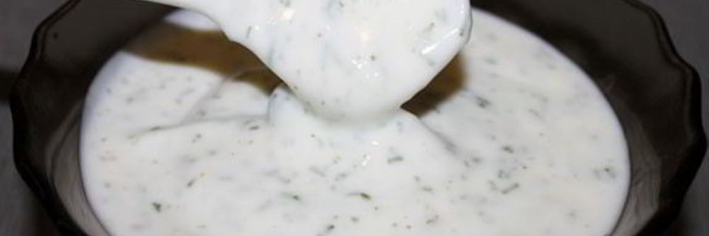 Соус из йогурта с чесноком для мяса и рыбы