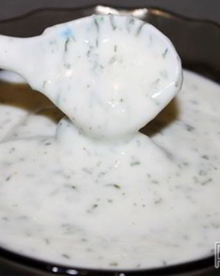 Соус из йогурта с чесноком для мяса и рыбы