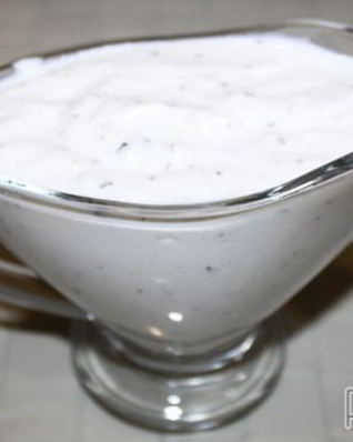 Соус из йогурта с сыром для салатов