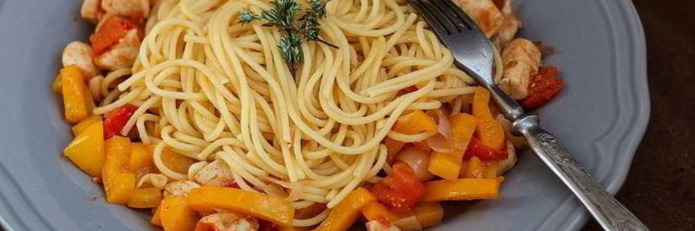 Заправка для спагетти из куриного филе с овощами