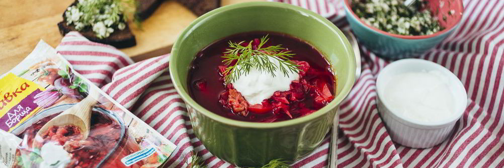 Борщ из говядины с гренками из бородинского хлеба со смальцем