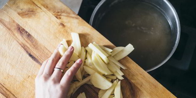 борщ из говядины с гренками из бородинского хлеба со смальцем