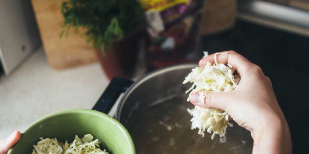 борщ из говядины с гренками из бородинского хлеба со смальцем