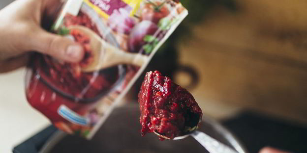 борщ из говядины с гренками из бородинского хлеба со смальцем