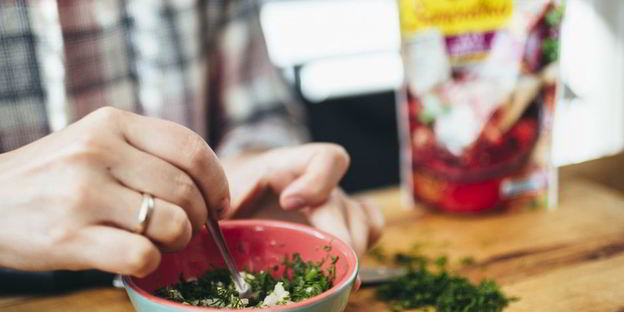 борщ из говядины с гренками из бородинского хлеба со смальцем