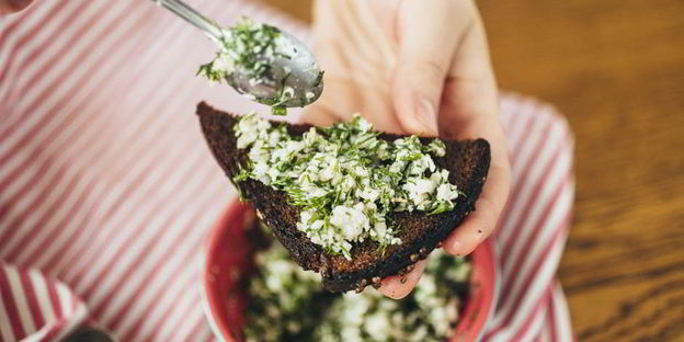 борщ из говядины с гренками из бородинского хлеба со смальцем