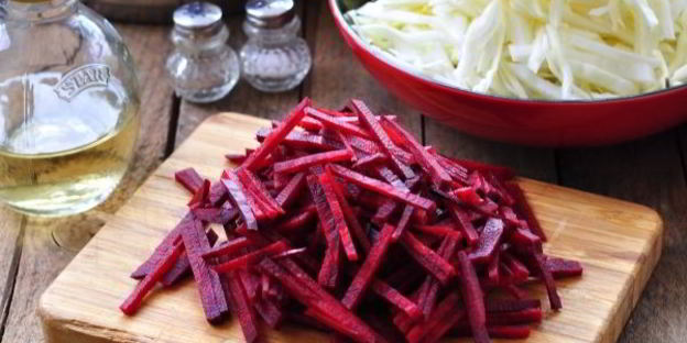 борщ со свеклой и свежей капустой