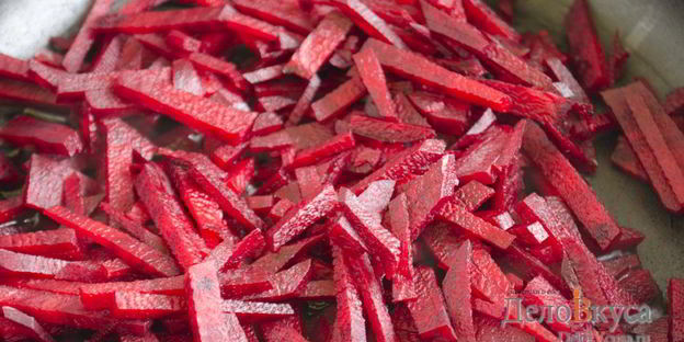 красный украинский борщ со свеклой