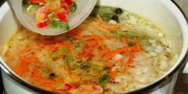 летний борщ без свеклы с помидорами