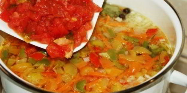 летний борщ без свеклы с помидорами