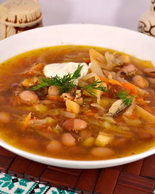 Постный борщ с килькой и фасолью