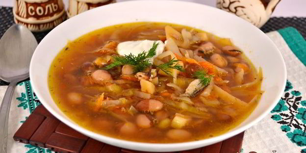 постный борщ с килькой и фасолью