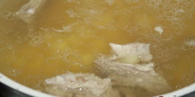 зеленый борщ со щавелем и виноградными листьями