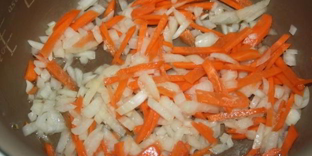 зеленый борщ со щавелем и виноградными листьями