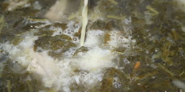 зеленый борщ со щавелем и виноградными листьями