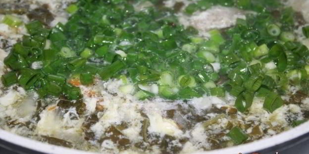 зеленый борщ со щавелем и виноградными листьями