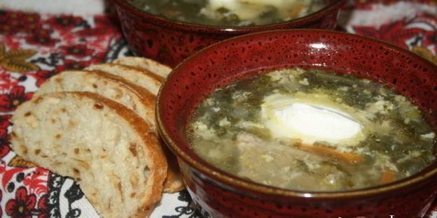 зеленый борщ со щавелем и виноградными листьями