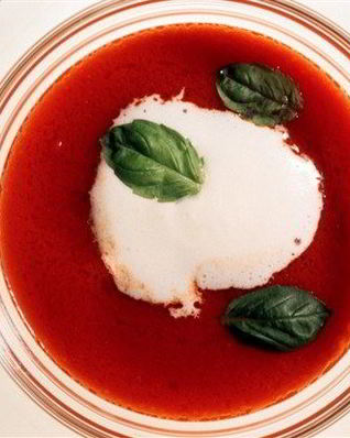 Быстрый томатный суп с базиликом