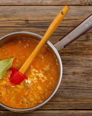 Чечевичный суп со свининой и копченой паприкой